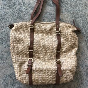 Straw shoulder beach bag